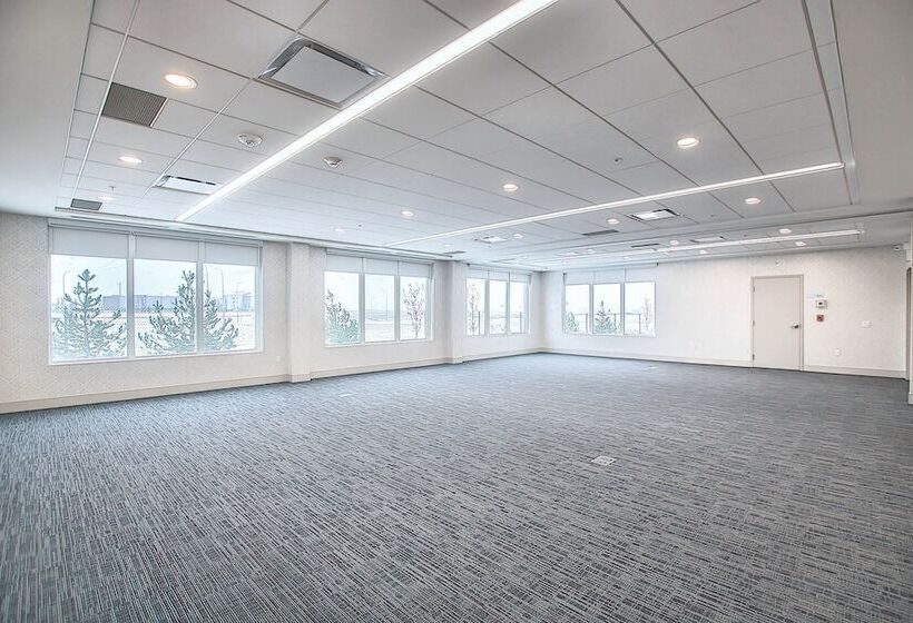 בית מלון כפרי Holiday Inn Express & Suites   Calgary Airport Trail Ne, An Ihg