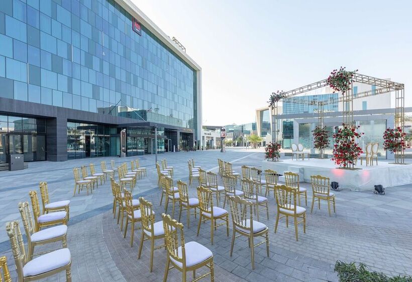 هتل Radisson Red Dubai Silicon Oasis