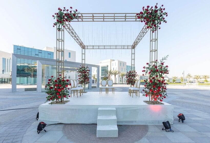 هتل Radisson Red Dubai Silicon Oasis