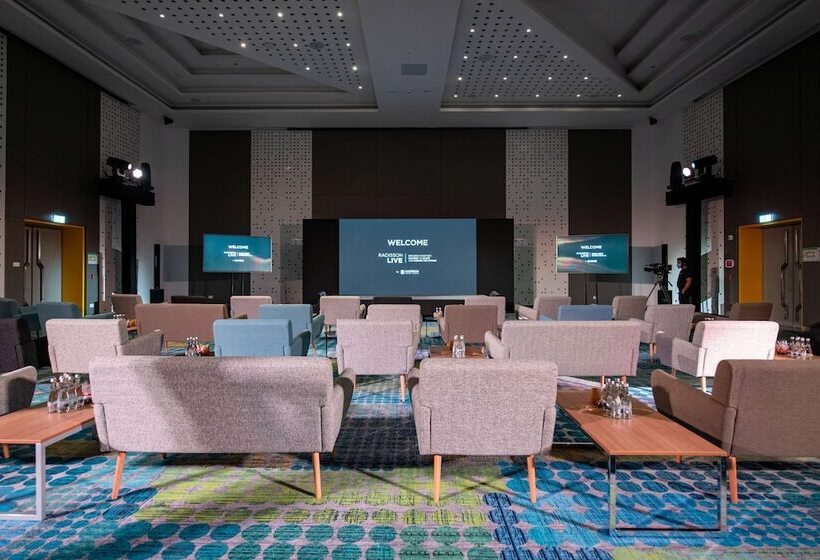 هتل Radisson Red Dubai Silicon Oasis