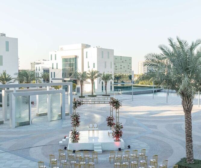 هتل Radisson Red Dubai Silicon Oasis