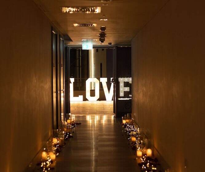 هتل Radisson Red Dubai Silicon Oasis