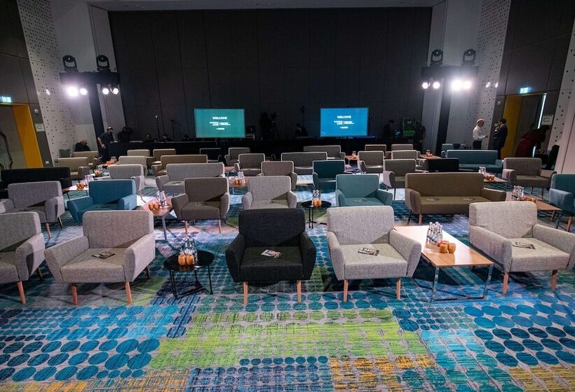 هتل Radisson Red Dubai Silicon Oasis