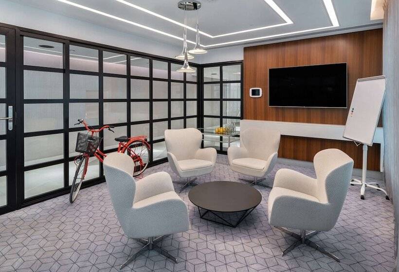 هتل Radisson Red Dubai Silicon Oasis