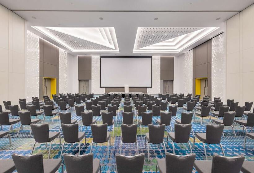 هتل Radisson Red Dubai Silicon Oasis