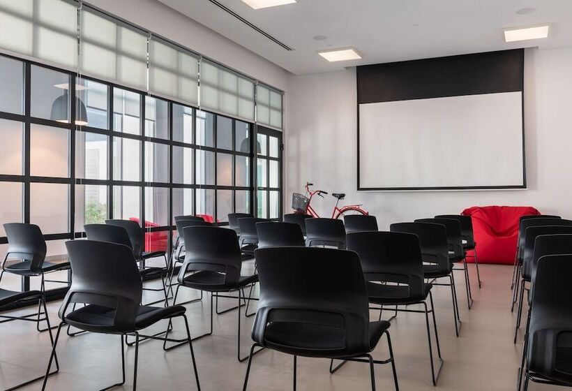 هتل Radisson Red Dubai Silicon Oasis