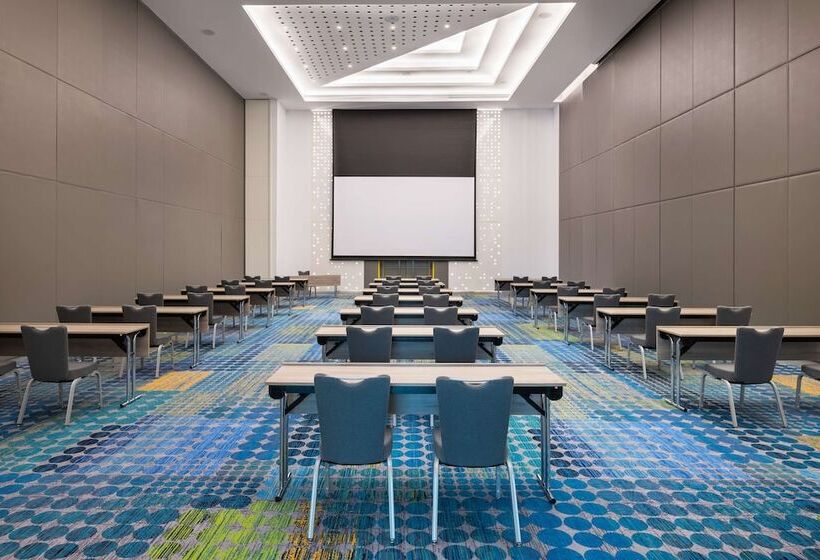 هتل Radisson Red Dubai Silicon Oasis