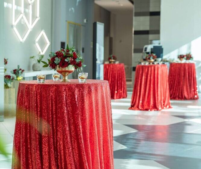 هتل Radisson Red Dubai Silicon Oasis