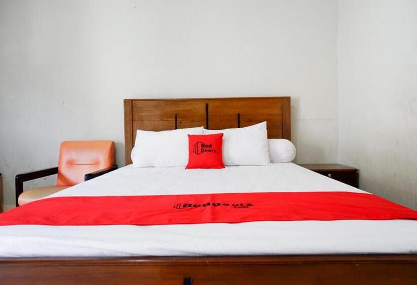 هتل Reddoorz Near Mutiara Sis Al Jufrie Airport Palu