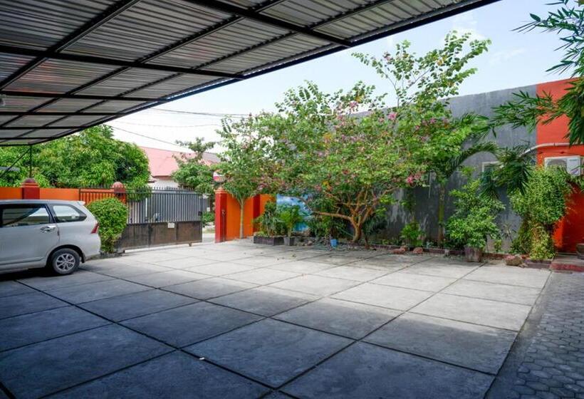 ホテル Reddoorz Near Mutiara Sis Al Jufrie Airport Palu