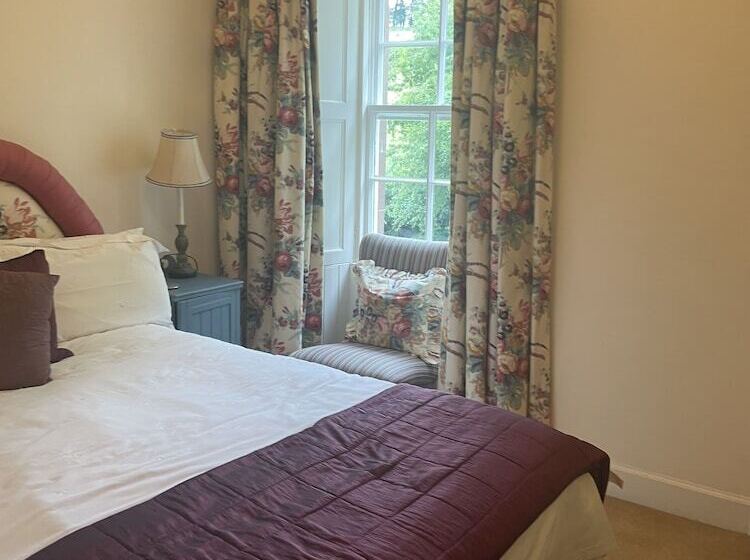 مبيت وإفطار Clint Lodge