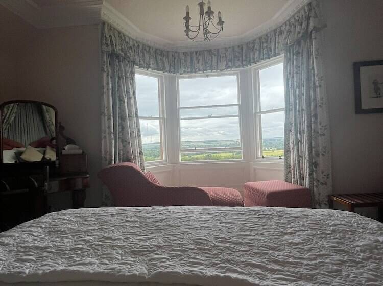 مبيت وإفطار Clint Lodge