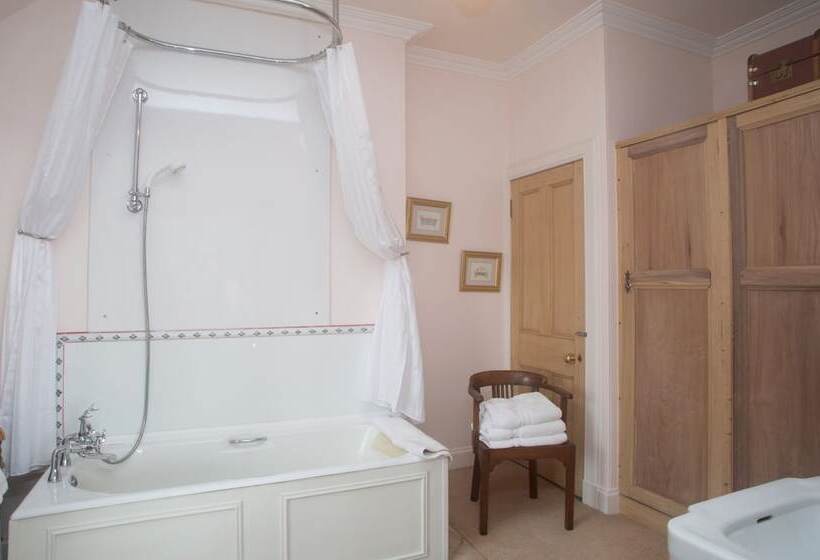 مبيت وإفطار Clint Lodge