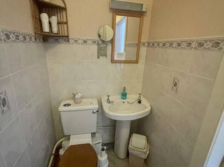 مبيت وإفطار Clint Lodge