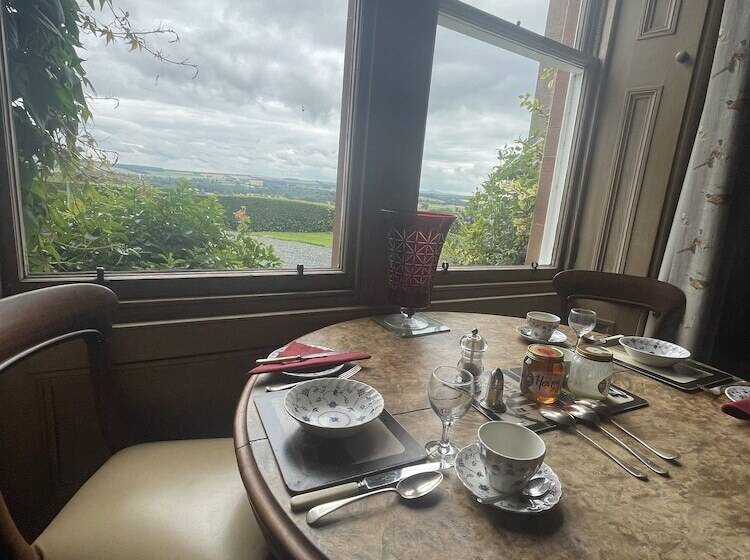 مبيت وإفطار Clint Lodge