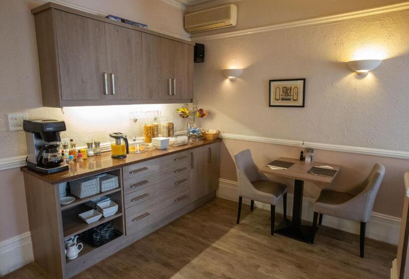 Corner House Hotel Gatwick With Bookable Holiday Parking