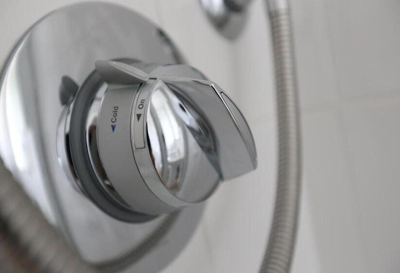 Corner House Hotel Gatwick With Bookable Holiday Parking