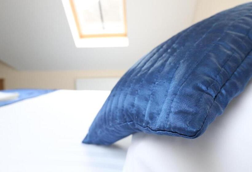 Corner House Hotel Gatwick With Bookable Holiday Parking