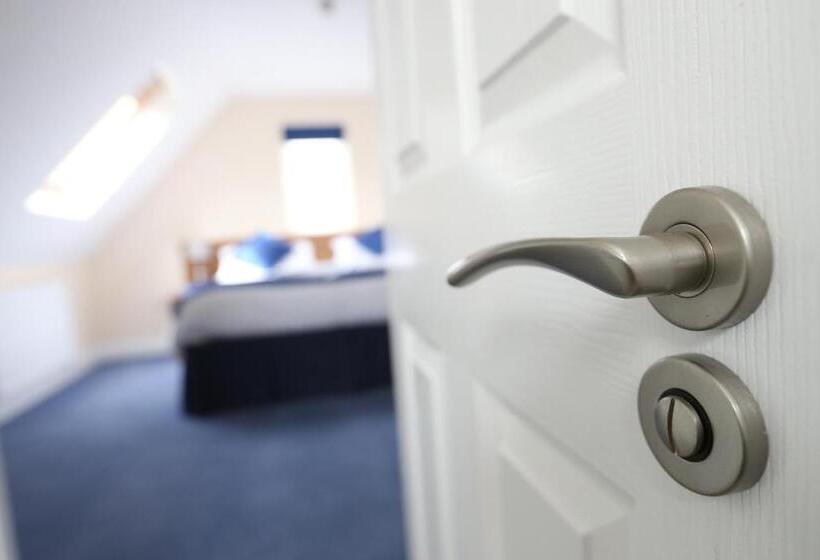 Corner House Hotel Gatwick With Bookable Holiday Parking