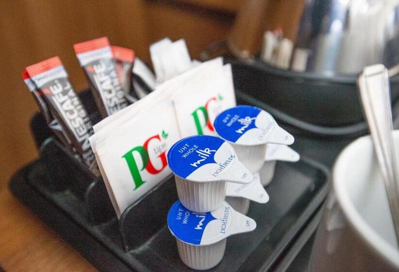 Corner House Hotel Gatwick With Bookable Holiday Parking