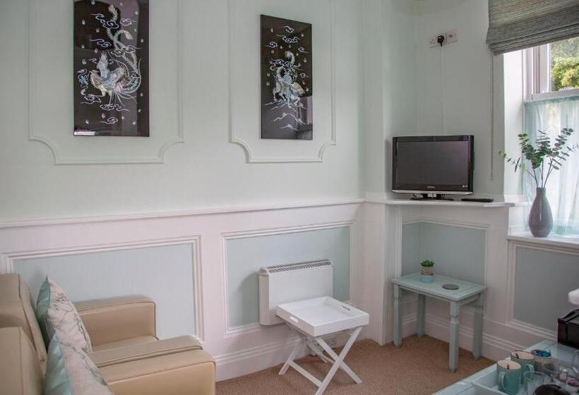 בית מלון כפרי Carlton Court