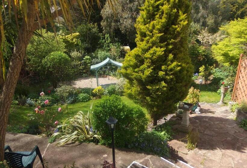 בית מלון כפרי Carlton Court