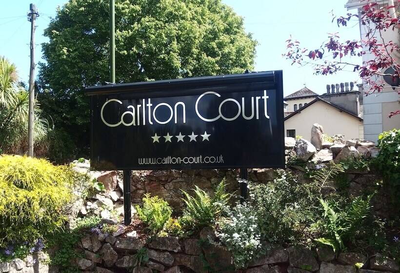 בית מלון כפרי Carlton Court