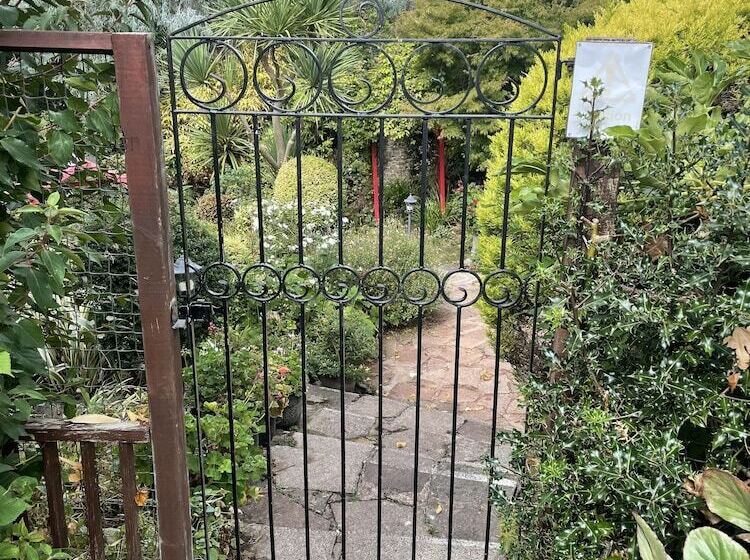 בית מלון כפרי Carlton Court