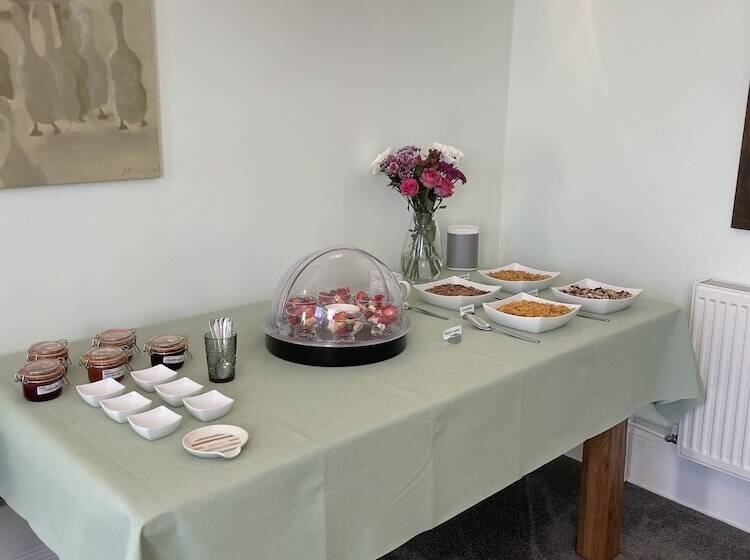 בית מלון כפרי Carlton Court