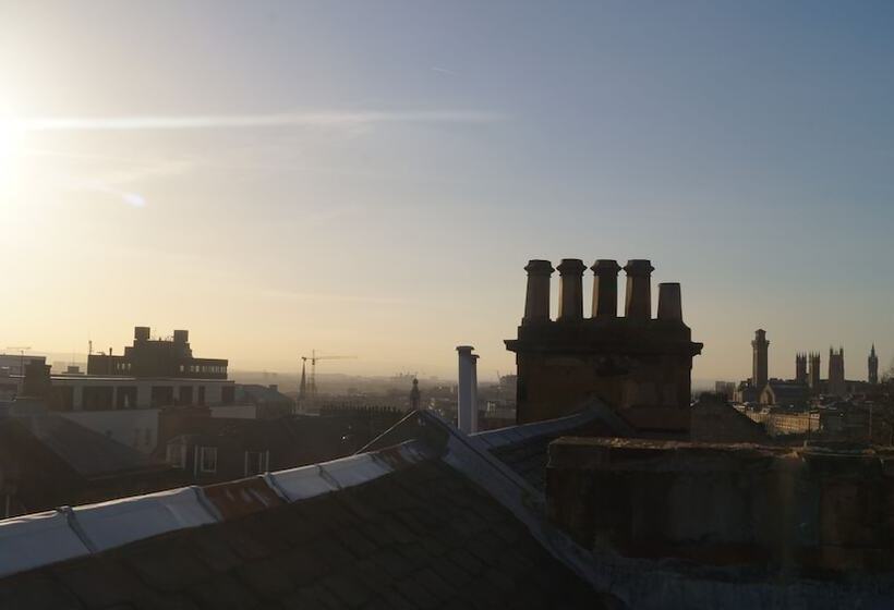 בית מלון כפרי The Hampton Court Guesthouse