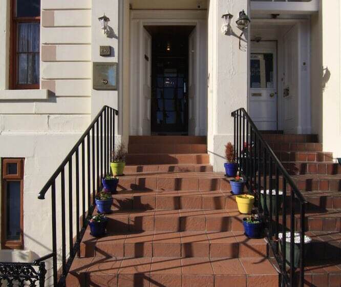 בית מלון כפרי The Hampton Court Guesthouse