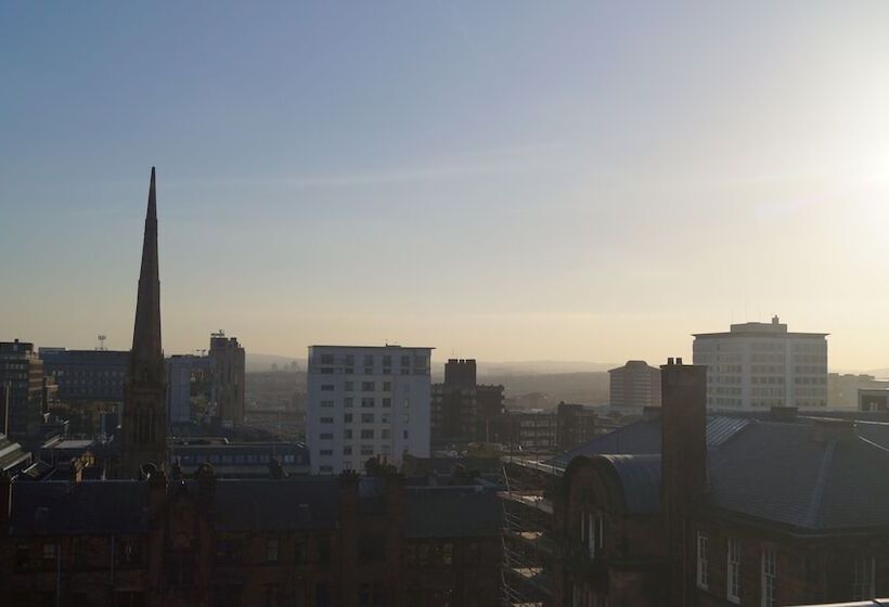 בית מלון כפרי The Hampton Court Guesthouse