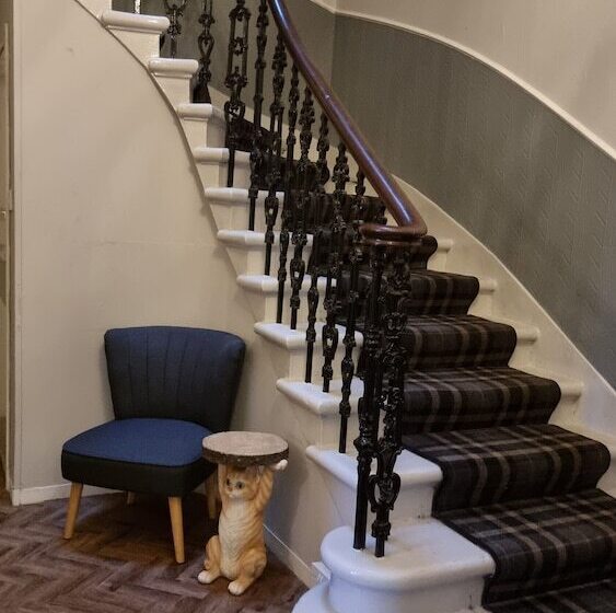 בית מלון כפרי The Hampton Court Guesthouse