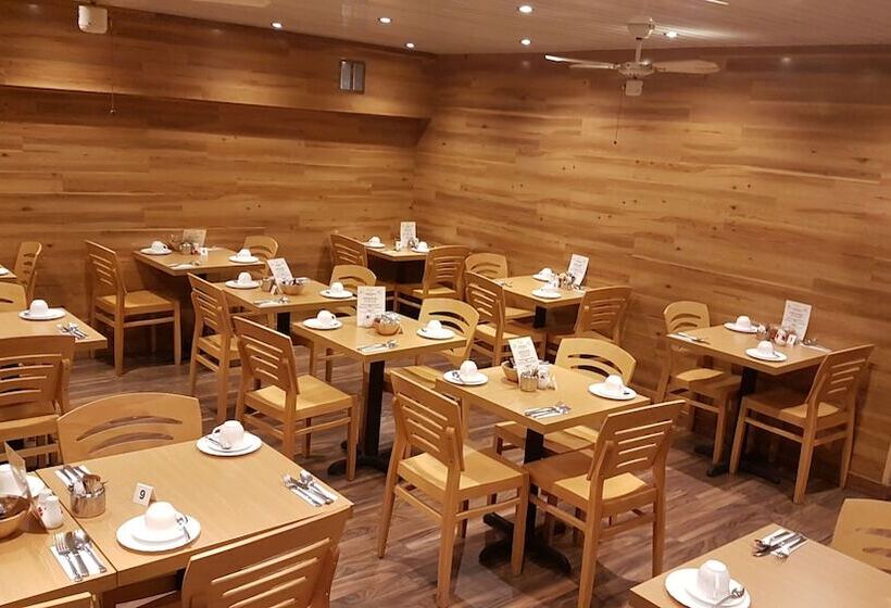 בית מלון כפרי The Hampton Court Guesthouse