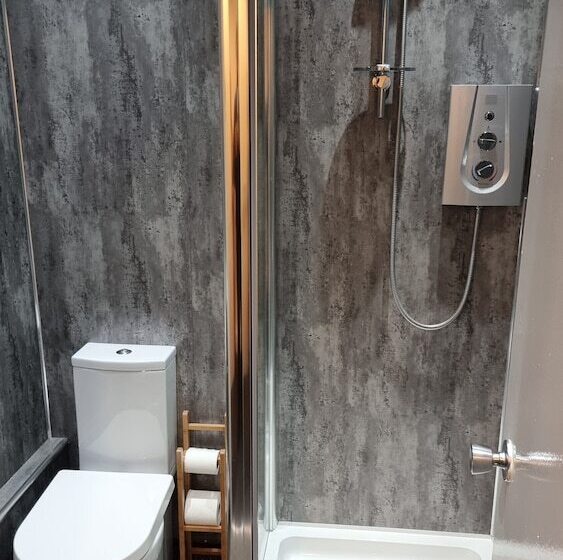 בית מלון כפרי The Hampton Court Guesthouse