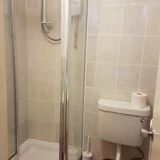 בית מלון כפרי The Hampton Court Guesthouse