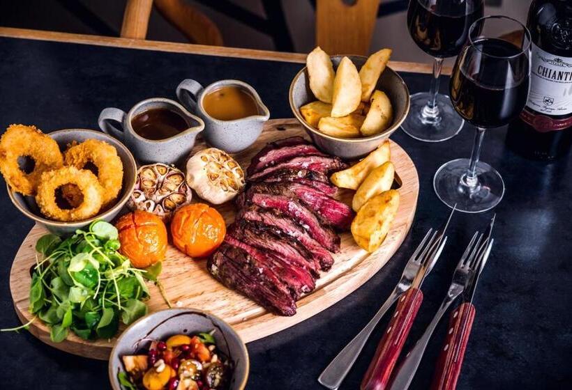 Отель Inn On The Square