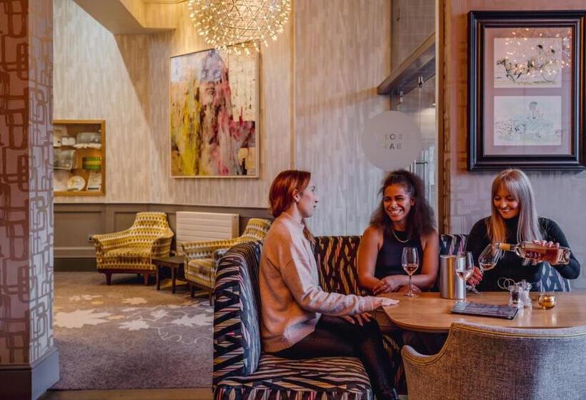 Отель Inn On The Square