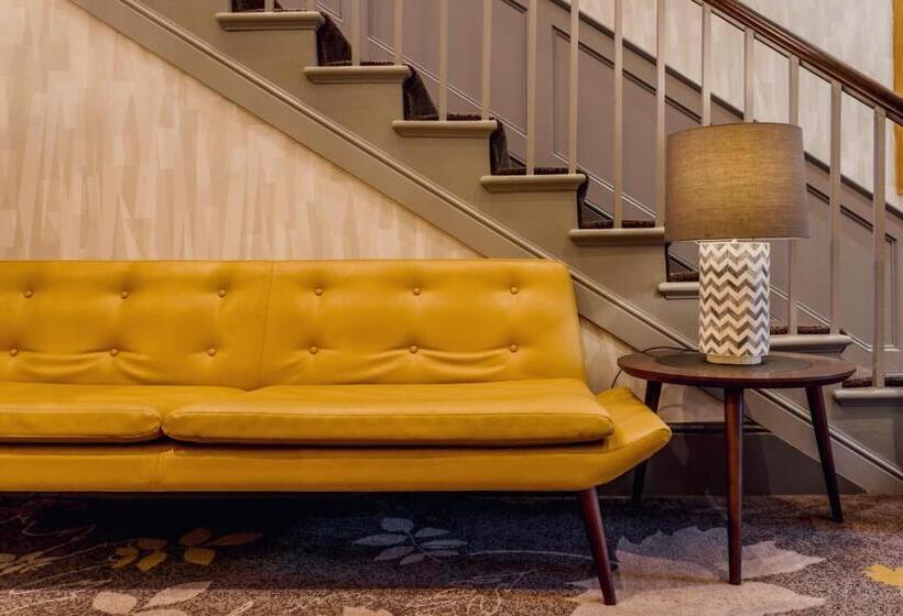 Отель Inn On The Square