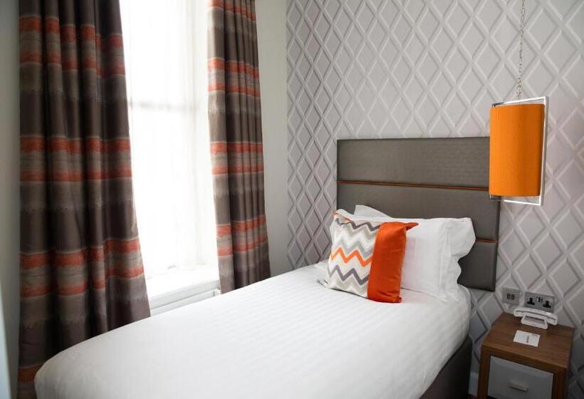 Отель Inn On The Square