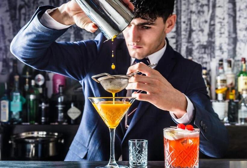 Отель Inn On The Square