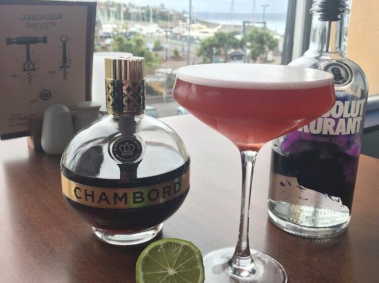 Отель Marine Court