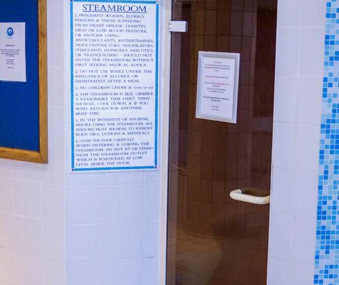 Отель Marine Court