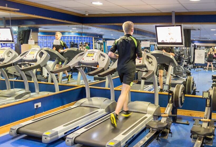 Отель Marine Court