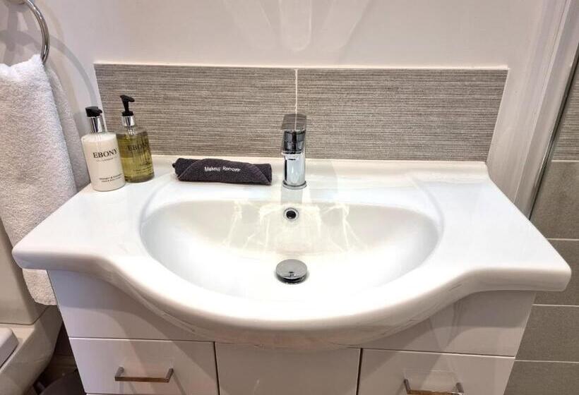 Отель Min Y Don Llandudno