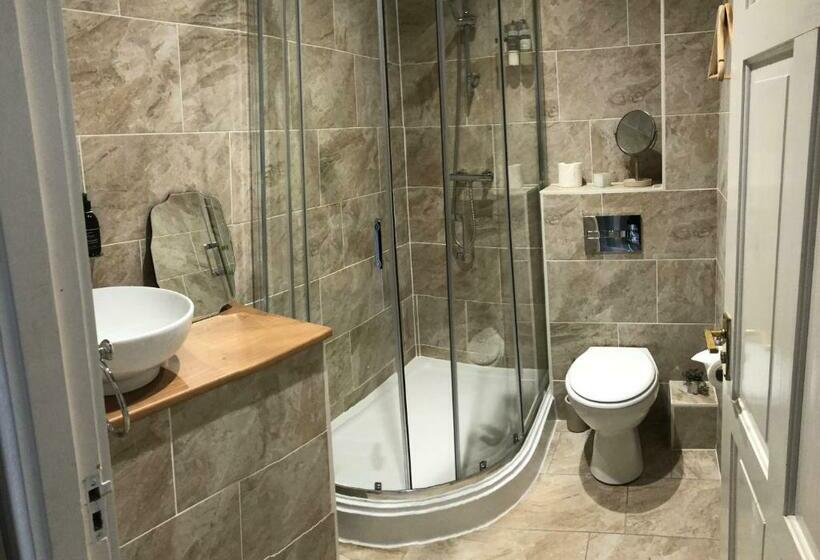 Отель Oswald House