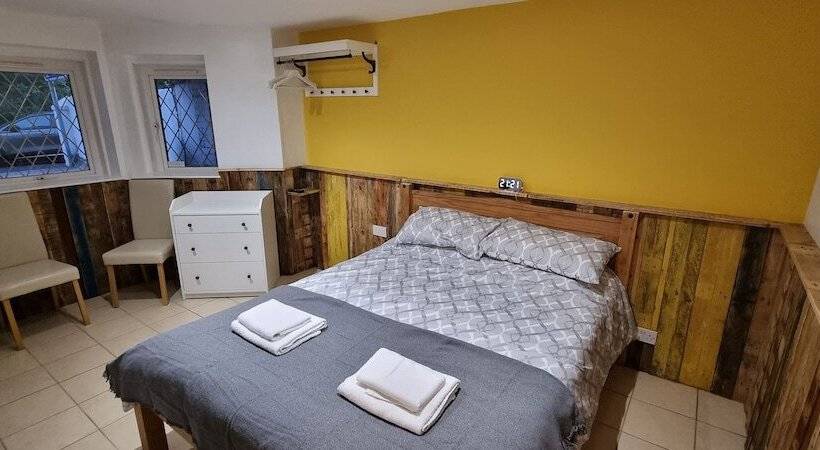 בית מלון כפרי Rowcroft Lodge