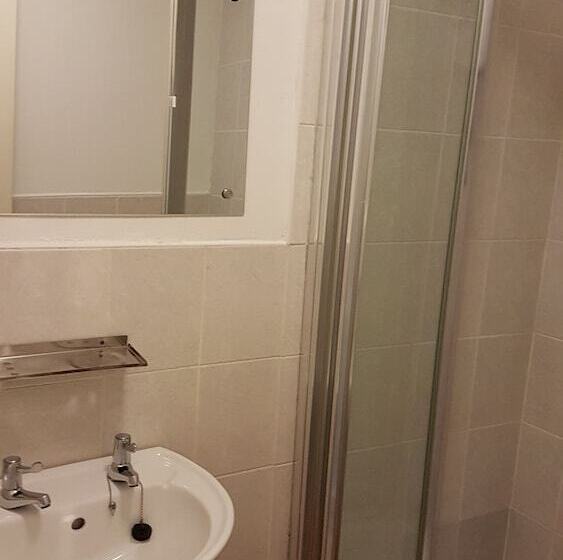 בית מלון כפרי The Hampton Court Guesthouse