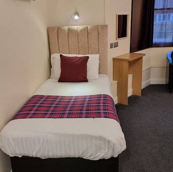 בית מלון כפרי The Hampton Court Guesthouse