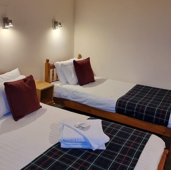 בית מלון כפרי The Hampton Court Guesthouse